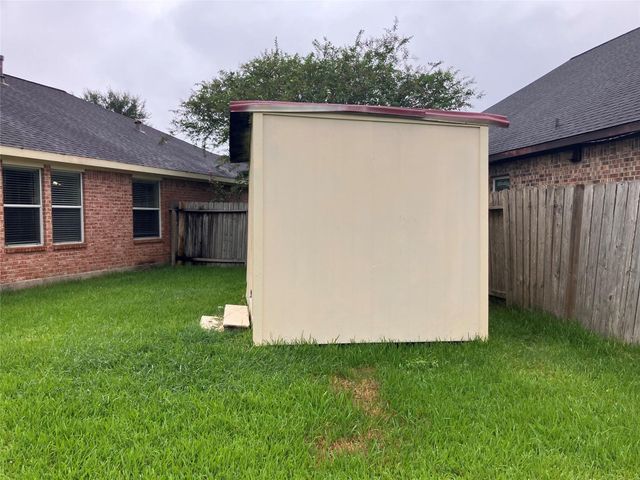 27 Prairie Oaks Drive, La Marque, TX 77510