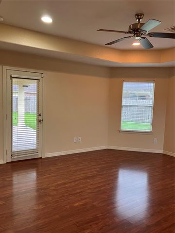 27 Prairie Oaks Drive, La Marque, TX 77510