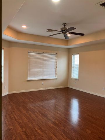 27 Prairie Oaks Drive, La Marque, TX 77510