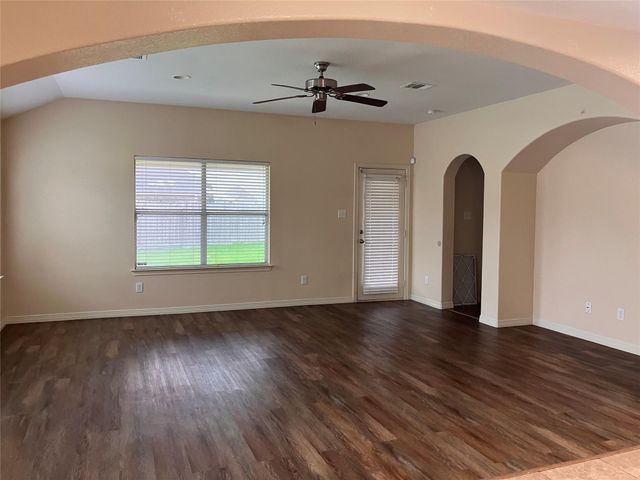 27 Prairie Oaks Drive, La Marque, TX 77510