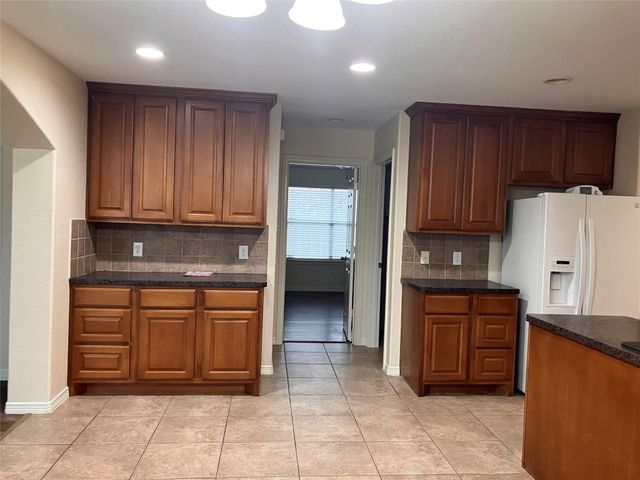 27 Prairie Oaks Drive, La Marque, TX 77510