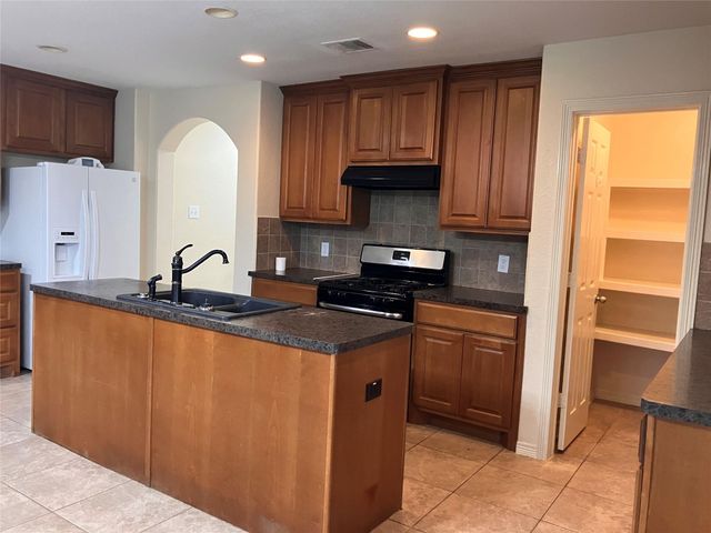 27 Prairie Oaks Drive, La Marque, TX 77510
