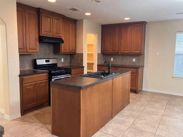 27 Prairie Oaks Drive, La Marque, TX 77510