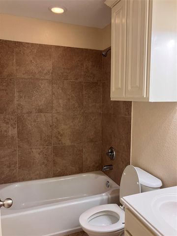 27 Prairie Oaks Drive, La Marque, TX 77510