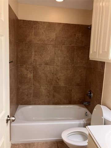 27 Prairie Oaks Drive, La Marque, TX 77510