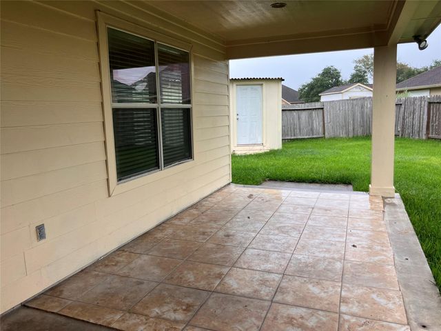 27 Prairie Oaks Drive, La Marque, TX 77510