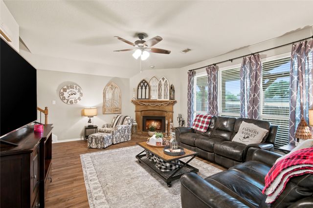 8 Tallwood Lane, Edgecliff Village, TX 76134