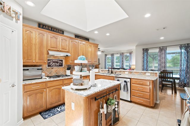 8 Tallwood Lane, Edgecliff Village, TX 76134