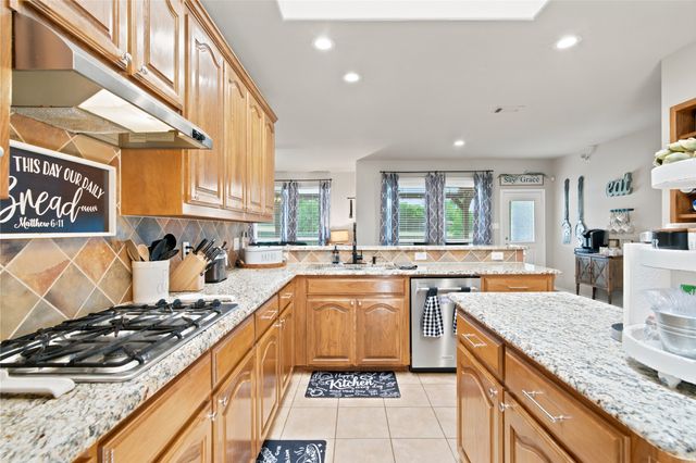 8 Tallwood Lane, Edgecliff Village, TX 76134