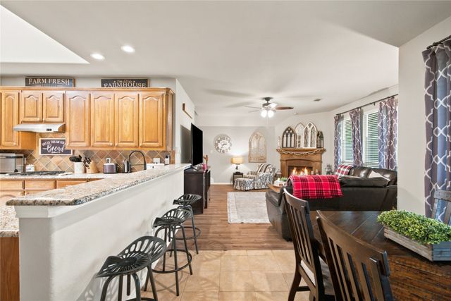 8 Tallwood Lane, Edgecliff Village, TX 76134