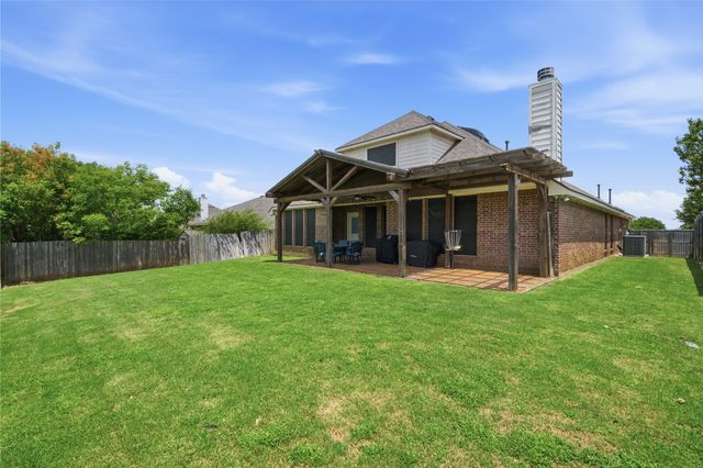 8 Tallwood Lane, Edgecliff Village, TX 76134