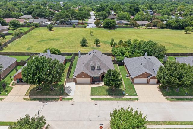 8 Tallwood Lane, Edgecliff Village, TX 76134