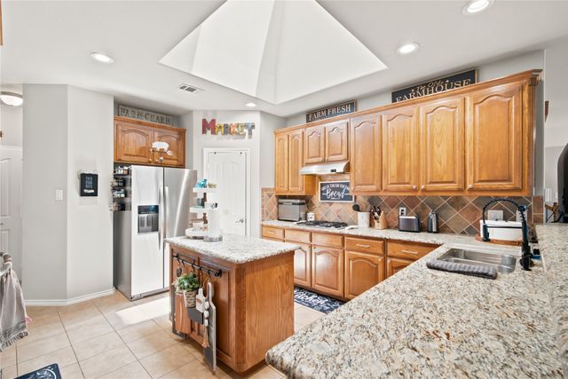 8 Tallwood Lane, Edgecliff Village, TX 76134