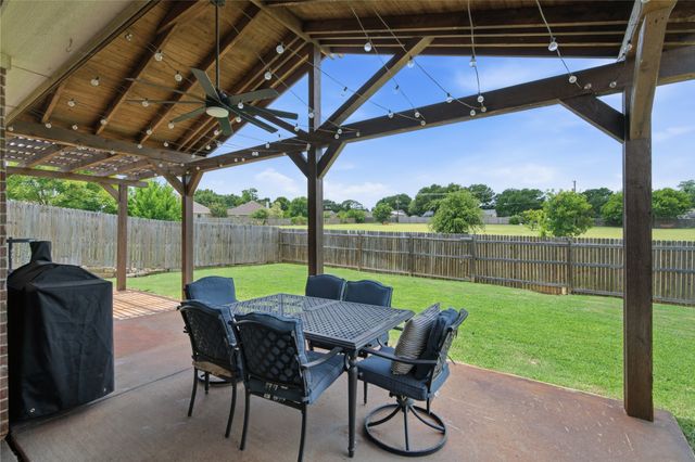 8 Tallwood Lane, Edgecliff Village, TX 76134