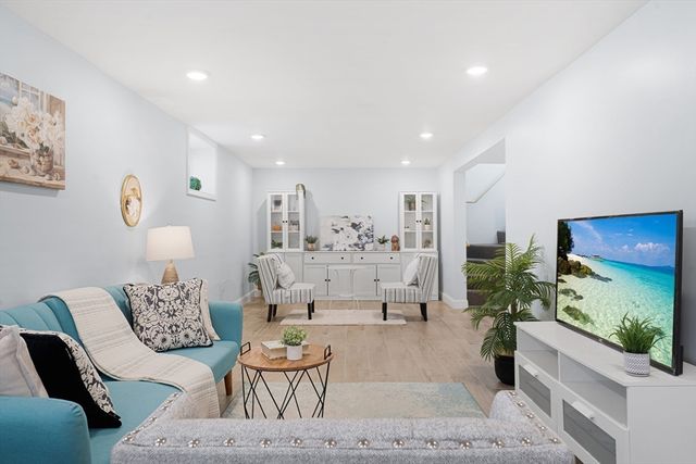 126 White 126, Belmont, MA 02478