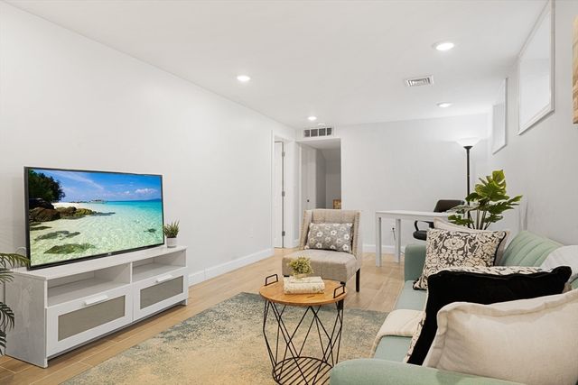 126 White 126, Belmont, MA 02478