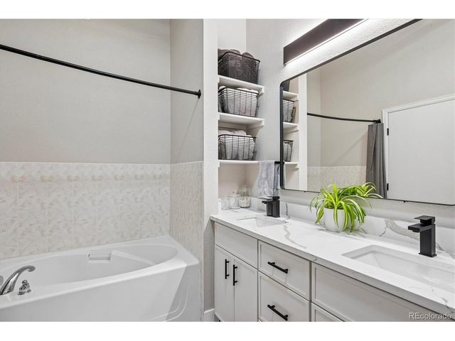 220 Roslyn St 701, Denver, CO 80230