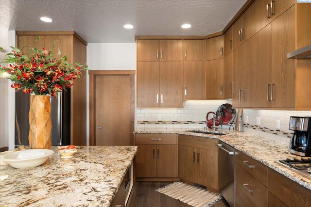 4004 Kiger Rd, West Richland, WA 99353