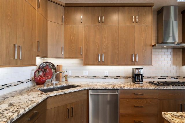 4004 Kiger Rd, West Richland, WA 99353