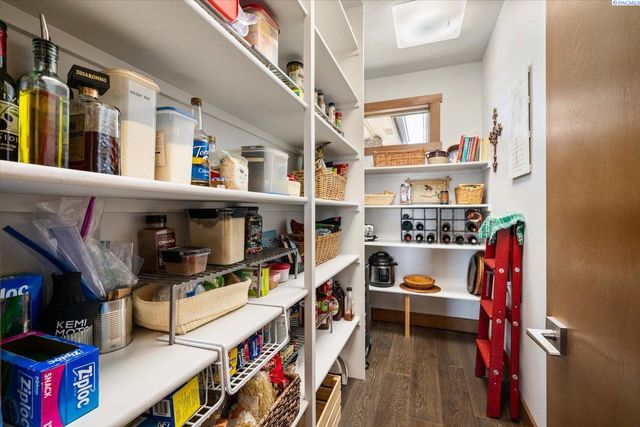 4004 Kiger Rd, West Richland, WA 99353