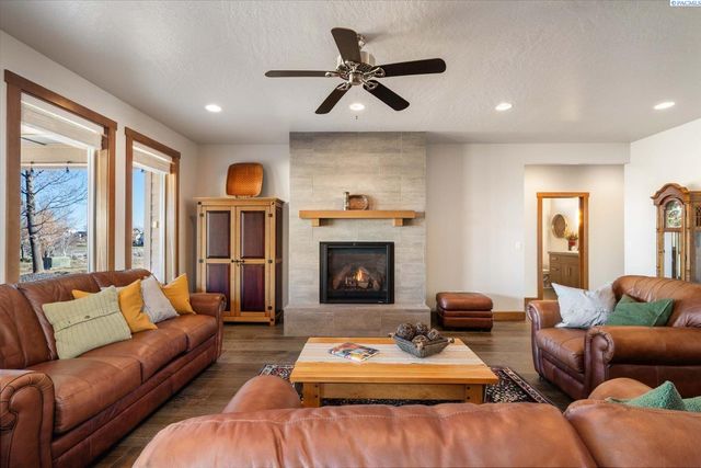 4004 Kiger Rd, West Richland, WA 99353