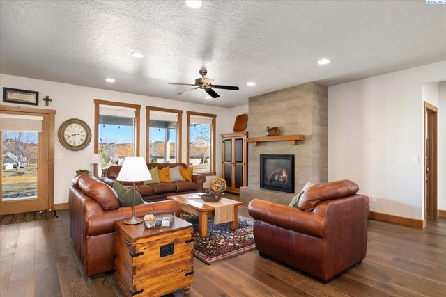 4004 Kiger Rd, West Richland, WA 99353