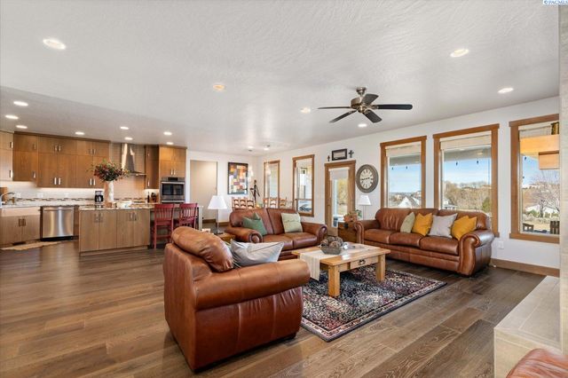 4004 Kiger Rd, West Richland, WA 99353