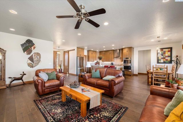 4004 Kiger Rd, West Richland, WA 99353