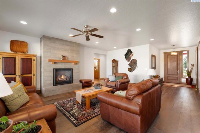 4004 Kiger Rd, West Richland, WA 99353