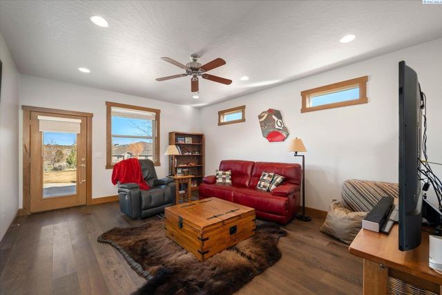 4004 Kiger Rd, West Richland, WA 99353