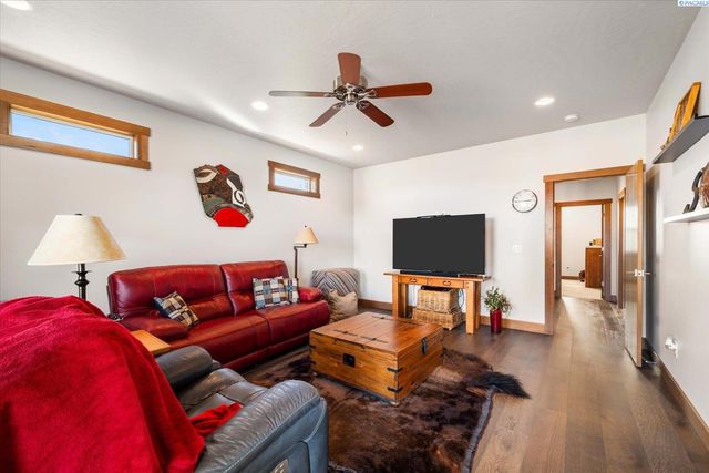 4004 Kiger Rd, West Richland, WA 99353