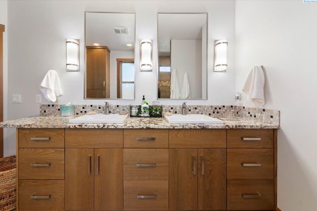 4004 Kiger Rd, West Richland, WA 99353