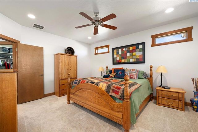 4004 Kiger Rd, West Richland, WA 99353