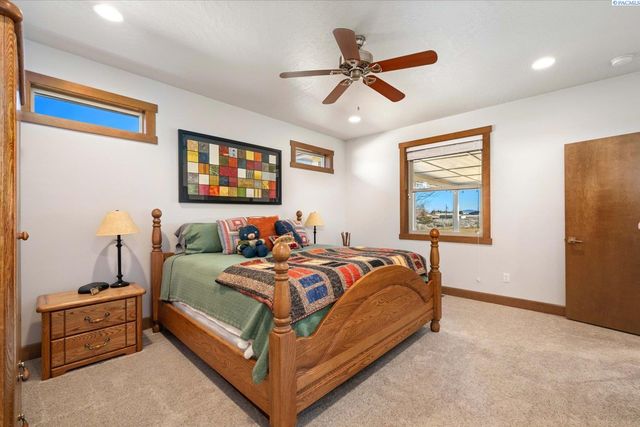 4004 Kiger Rd, West Richland, WA 99353