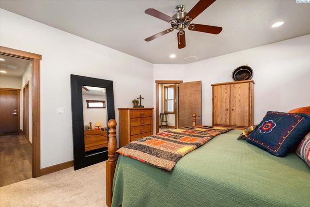 4004 Kiger Rd, West Richland, WA 99353