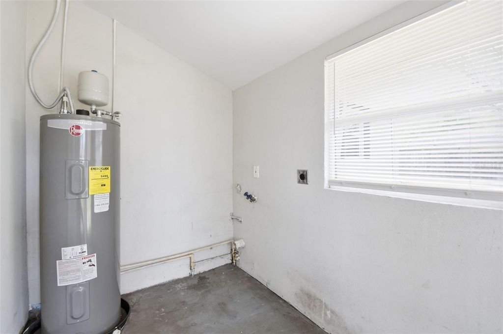 Image 33 of property listing at 6726 S DAUPHIN AVENUE, Tampa, FL 33611