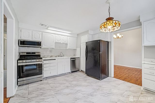 32 Waverly Dr, West Drive, Middlesex, NJ 08817