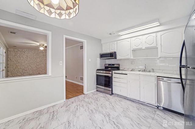 32 Waverly Dr, West Drive, Middlesex, NJ 08817