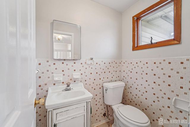 32 Waverly Dr, West Drive, Middlesex, NJ 08817