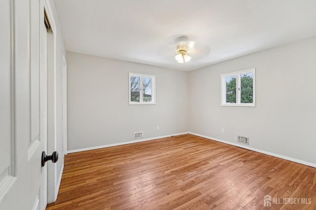 32 Waverly Dr, West Drive, Middlesex, NJ 08817