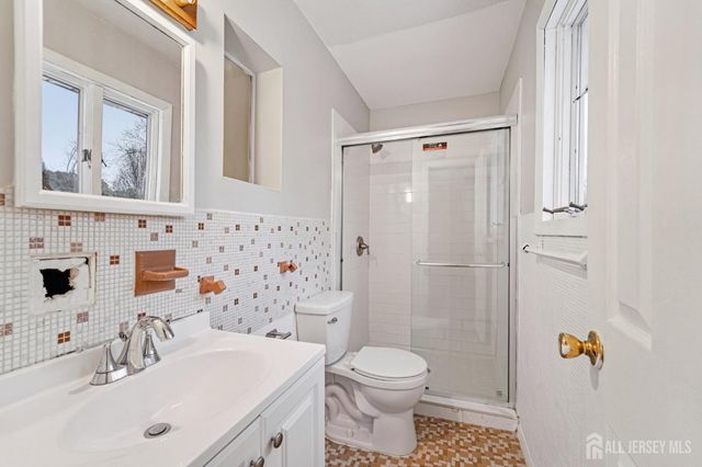 32 Waverly Dr, West Drive, Middlesex, NJ 08817