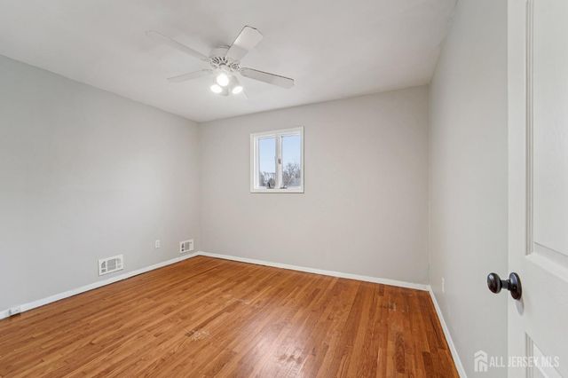 32 Waverly Dr, West Drive, Middlesex, NJ 08817