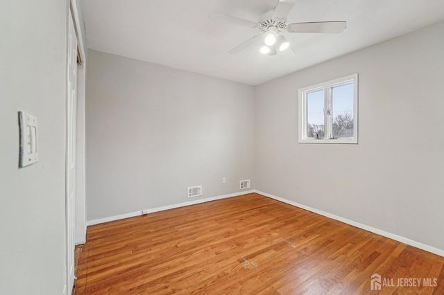 32 Waverly Dr, West Drive, Middlesex, NJ 08817