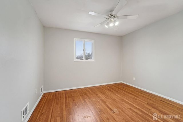 32 Waverly Dr, West Drive, Middlesex, NJ 08817