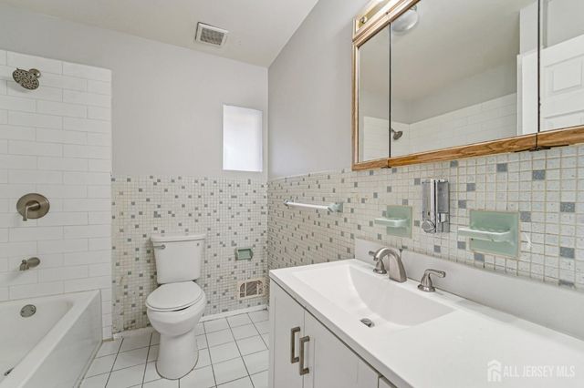 32 Waverly Dr, West Drive, Middlesex, NJ 08817