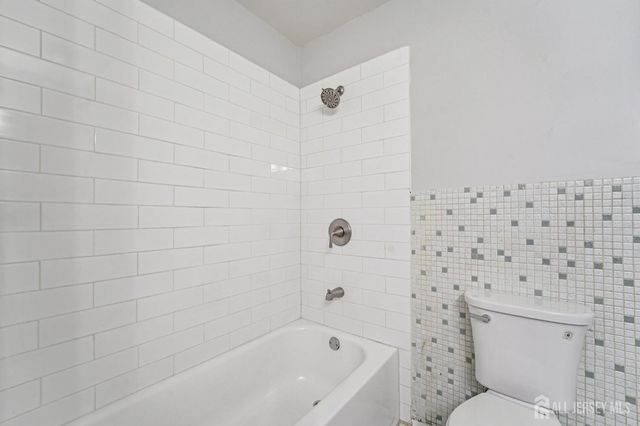 32 Waverly Dr, West Drive, Middlesex, NJ 08817