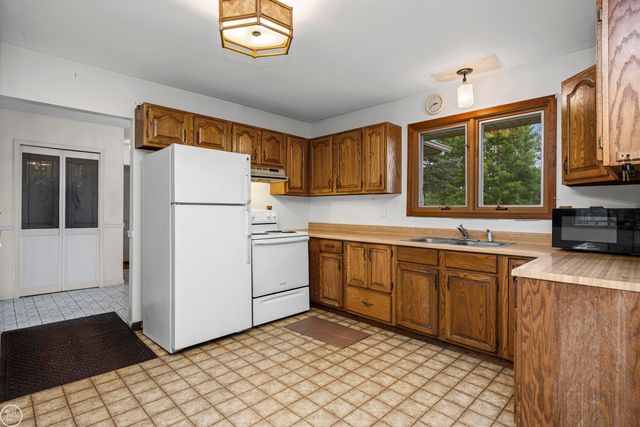 238 Parkwood Drive, Metamora, MI 48455