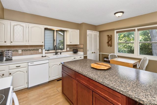 1572 NW 109th Street, Clive, IA 50325
