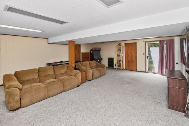 1572 NW 109th Street, Clive, IA 50325
