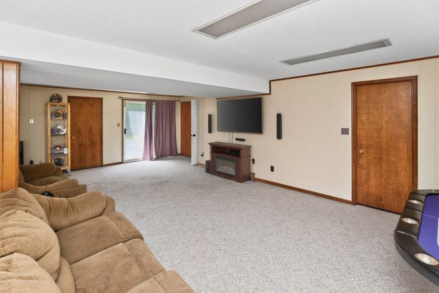 1572 NW 109th Street, Clive, IA 50325